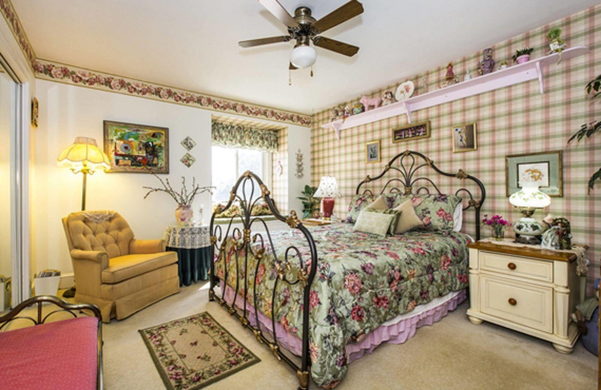 Matthews Manor Bed & Breakfast Exterior photo