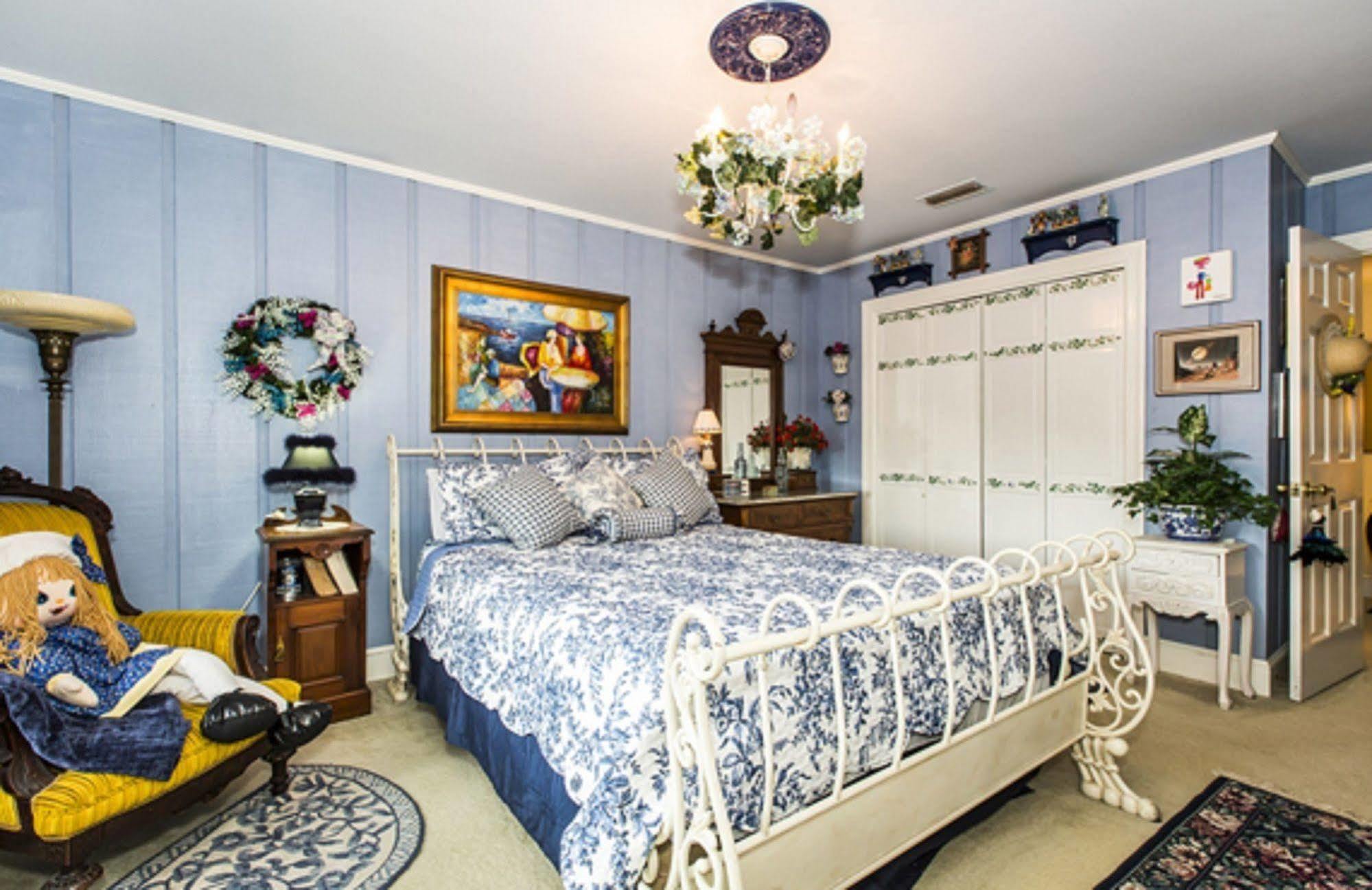 Matthews Manor Bed & Breakfast Exterior photo